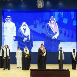 “مينا العالمية” تستقبل موكب الطلاب وأولياء الأمور بالورود واللوحات الترحيبية
