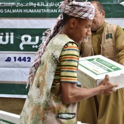 مركز الملك سلمان للإغاثة يوزع 7,000 كرتون تمور للأسر النازحة والمتضررة في محافظة البيضاء