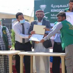 مركز الملك سلمان للإغاثة يوزع أكثر 256 طنًا من السلال الغذائية في سقطرى