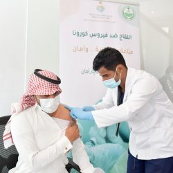 الشؤون البلدية” تلزم العاملين في المطاعم ومحلات الأغذية والحلاقة وصالونات التجميل باللقاح أو فحص أسبوعي