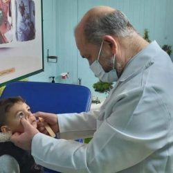 مركز الملك سلمان للإغاثة يوزع 2,300 كرتون تمر في الضالع