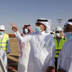 سمو محافظ حفر الباطن ووزير الصحة يتفقدان مركز اللقاحات الرئيسي بالمحافظة