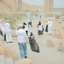 أمير منطقة تبوك يستقبل أحد الحرفيين بالمنطقة والذي يعمل في حياكة الأقمشة