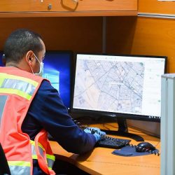 شؤون الحرمين توزع عدد من المظلات على المعتمرين