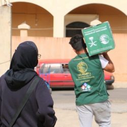 مركز الملك سلمان للإغاثة يوزع أكثر من 27 طنًا من السلال الغذائية الرمضانية بمأرب