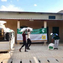 مركز الملك سلمان للإغاثة يسلم مساعدات صحية لجمهورية النيجر لمكافحة فيروس كورونا