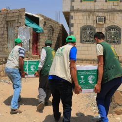مركز الملك سلمان للإغاثة يواصل توزيع السلال الغذائية للأسر الأردنية واللاجئين السوريين والفلسطينيين