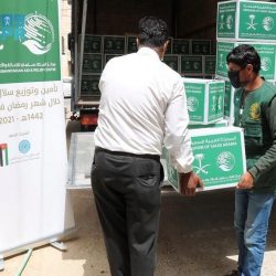 مركز الملك سلمان للإغاثة يواصل توزيع السلال الغذائية الرمضانية في مأرب