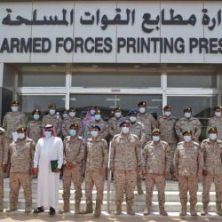 المعلم عبده جابر يكرم طالبه الملازم عبدالإله القيسي