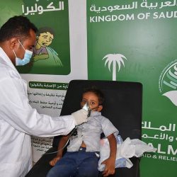 مركز الملك سلمان للإغاثة يوزع 13.500 كرتون تمور في محافظة عدن