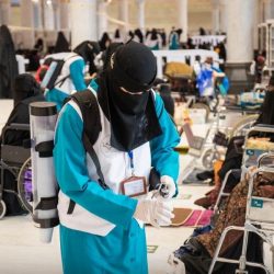 جموع المصلين تؤدي صلاة العشاء والتراويح ليلة السابع والعشرين