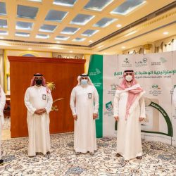 سمو أمير تبوك يطمئن على صحة الشيخ الضيوفي