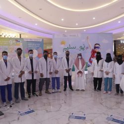 الرئاسة العامة لشؤون المسجد الحرام والمسجد النبوي توزع “3000” مظلة على المعتمرين