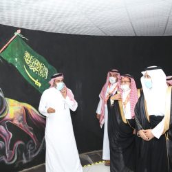 محافظ محايل في مقدمة مستقبلي جثمان الشهيد حمدان خواجي