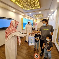 الهلال الأحمر بالحدود الشمالية يشارك بأركان وهدايا توعوية في اليوم الوطني ال 91