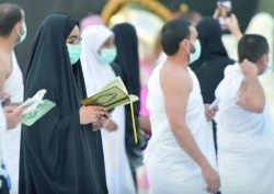 إزالة ملصقات التباعد الجسدي بالمسجد الحرام