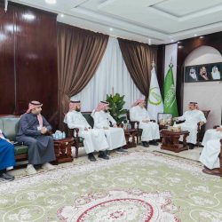 مدير الهلال الأحمر بالجوف يكرم موظف غرفة العمليات الشراري