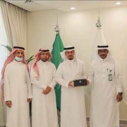 محافظ بيش يتابع سير العمل في تهيئة طريق الصلب “الفطيحة – بيش”