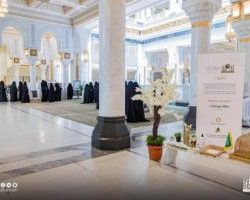 امير منطقة الرياض بالنيابة يودي صلاة الميت على الأمير نهار بن سعود يرحمه الله