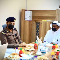 مدير عام التعليم بمنطقة الحدود الشمالية يكرم الطالبة عائشة السويد