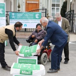 مركز الملك سلمان للإغاثة يوزع 544 سلة غذائية رمضانية في محلية الجنينة بولاية غرب دارفور بالسودان