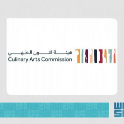 رئيس جامعة الملك خالد يطلع على أعمال طلبة “الصيدلة” في صناعة مستحضرات التجميل من نباتات عسير