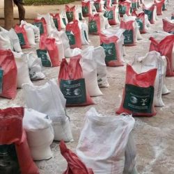 مركز الملك سلمان للإغاثة يُوزع أكثر من 96 طنًا من السلال الغذائية في مديرية دار سعد بعدن