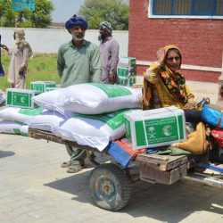 مركز الملك سلمان للإغاثة يوزع 2.000 سلة غذائية في بنغلاديش