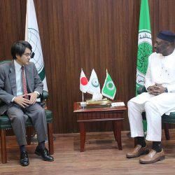 شباب سعوديون يبهرون زوار جدة التاريخية بمذاق الكبدة الطازجة