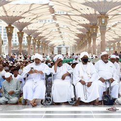 جموع المصلين بالمسجد الحرام يؤدون آخر صلاة جمعة بشهر رمضان المبارك وسط أجواء إيمانية وروحانية