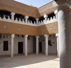 معتمرون صغار يرسمون الفرحة على وجوه ذويهم.