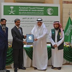 مركز الملك سلمان للإغاثة يوزع أكثر من 16 طنا من السلال الغذائية الرمضانية في مديرية البريقة بعدن