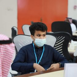 العمري يقدم درع نادي الاتفاق الى نادي الجزيرة