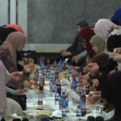 العمري يقدم درع نادي الاتفاق الى نادي الجزيرة