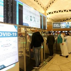 متطوع من ذوي الإعاقة يشارك في إعداد وتوزيع وجبات الإفطار للصائمين في عرعر