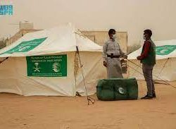 مركز الملك سلمان للإغاثة يوزع 544 سلة غذائية رمضانية في محلية الجنينة بولاية غرب دارفور بالسودان