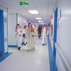 سمو أمير منطقة الحدود الشمالية يتفقد المنازل المتضررة من جراء الأمطار الغزيزة بعرعر