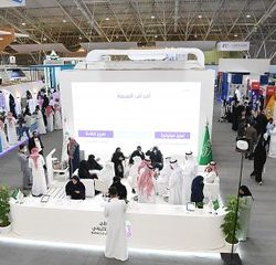 الشهراني يقدم هدية لرئيس مجلس الأمة الكويتي (جنبية تراثية)