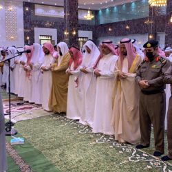 سمو محافظ الأحساء يؤدي صلاة عيد الفطر المبارك مع جموع المصلين