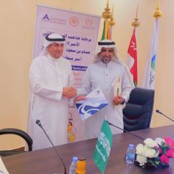 سمو أمير نجران يكرم مدير فرع وزارة الموارد البشرية بالمنطقة