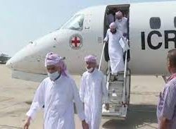 “محافظ الطوال” يعايد المرضى المنومين والكوادر بمستشفى المحافظة