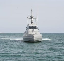 التُقطت قبل 78 عاماً.. الملك عبدالعزيز يلتقي الجنرال الأمريكي رالف رويس في جدة