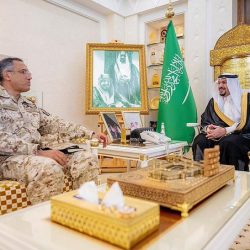 رئيس بلدية بيشة يقف ميدانيًا على أعمال مشروع سفلتة حي روشن آل مهدي