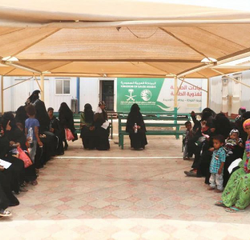 مركز الملك سلمان للإغاثة يوزع أكثر من 74 طنًا من السلال الغذائية في مديريتي الخوخة وحيس بمحافظة الحديدة