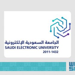 المشيقح يهدي د.تركي فهد نسخه من احد اهم اعمالة 