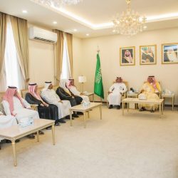 سمو الأمير فيصل بن مشعل يتسلم ملخصاً لتصاميم مشاريع مقترحة لطلاب كلية العمارة والتخطيط بجامعة القصيم