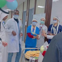 رئاسة شؤون الحرمين توزع”50″ ألف مظلة لحجاج بيت الله الحرام