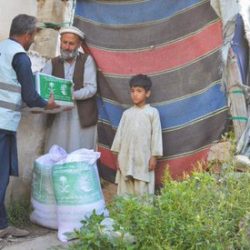 مركز الملك سلمان للإغاثة يوزع 6000 كرتون من التمور في مديرية الوادي بمحافظة مأرب