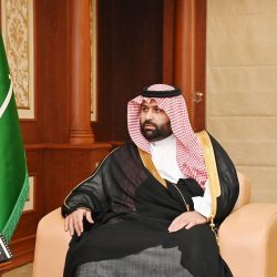 الويمني يكرم مدير ادارة الاسواق والمسالخ سابقا والعاملين في مهرجان العنب والفواكه الموسمية