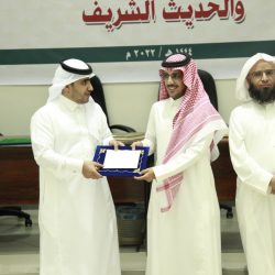 أمير تبوك يطلع على تقرير عن برامج جامعة فهد بن سلطان